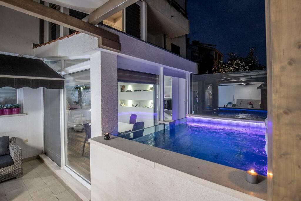 Luxury Apartment Martinis With Pool Split Exterior foto