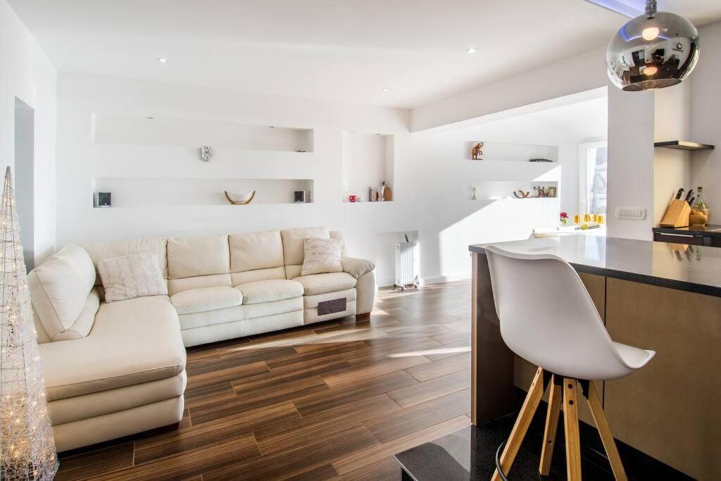 Luxury Apartment Martinis With Pool Split Exterior foto