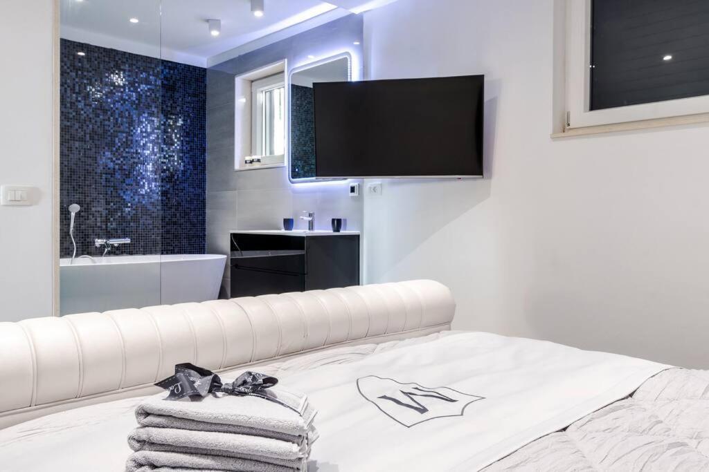 Luxury Apartment Martinis With Pool Split Exterior foto